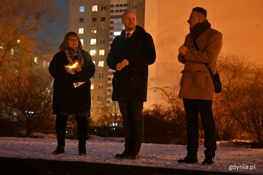 Uroczystość włączenia iluminacji świątecznych w Parku Kilońskim, na zdjęciu wiceprezydent Gdyni Bartosz Bartoszewicz, radna miasta Ewa Krym i Kordian Kulaszewicz, prezes Fundacji Adaptacja i radny Chyloni