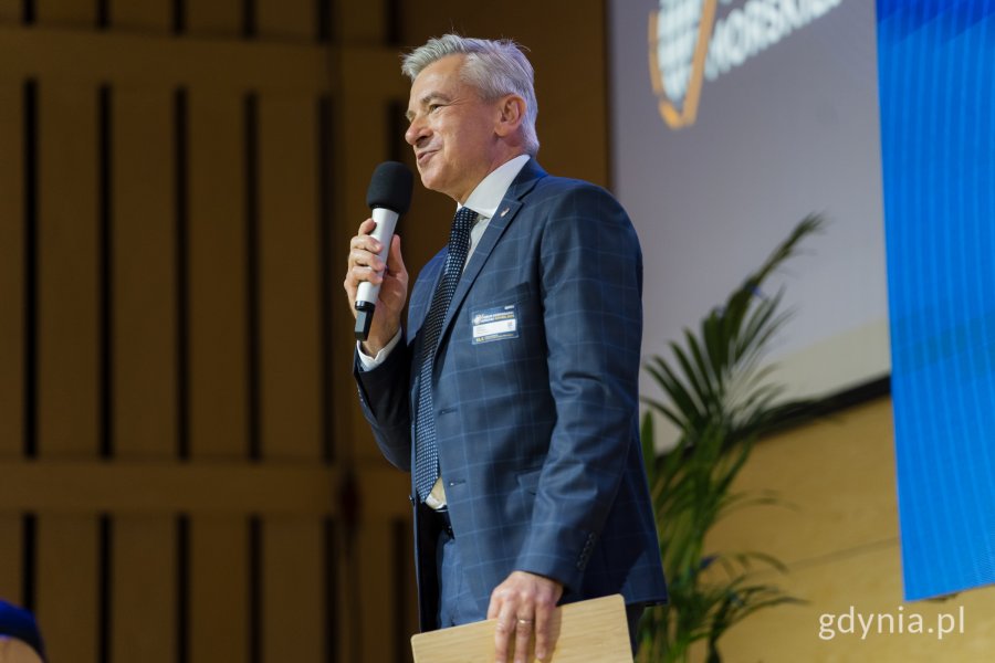 Na scenie prowadzący forum Andrzej Popadiuk