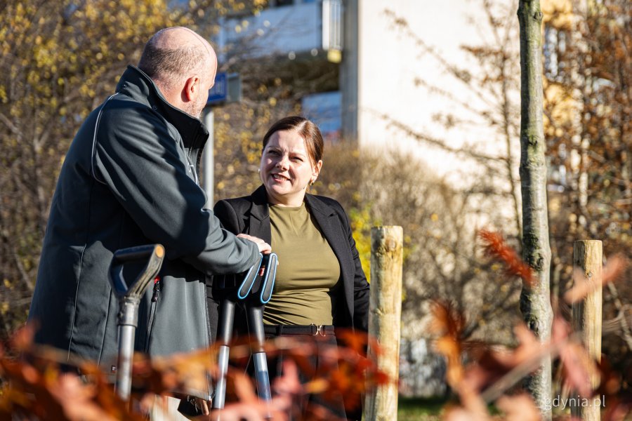 Nasadzenia nowych drzew przy ul. Wielkopolskiej i ul. Chwaszczyńskiej. Na zdjęciu prezydent Gdyni Aleksandra Kosiorek, obok Tadeusz Schenk, miejski ogrodnik (fot. Kamil Złoch)