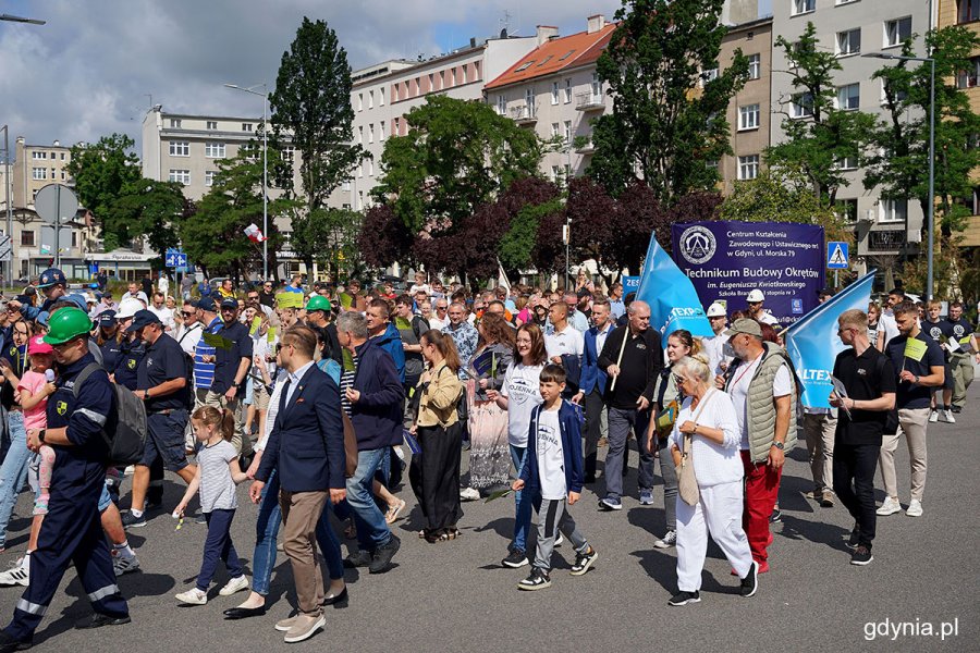 Uczestnicy przemarszu ulicami miasta z okazji Dnia Marynarki Wojennej i Dnia Stoczniowca 