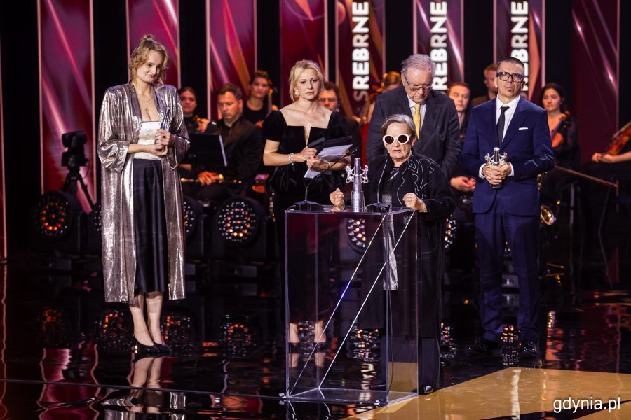 Agnieszka Holland odbierająca nagrodę. Gala wręczenia nagród 50. Festiwalu Polskich Filmów Fabularnych w Gdyni w Teatrze Muzycznym (fot. Karol Stańczak)
