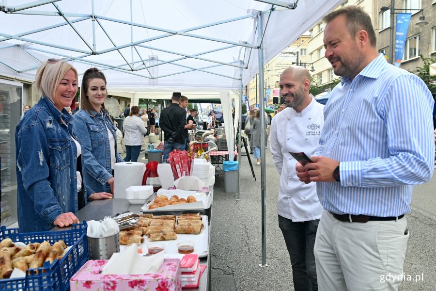 Marek Łucyk - wiceprezydent Gdyni oraz Martin Gimenez Castro - szef kuchni, zwycięzca 1. polskiej edycji programu festiwalu „Top Chef” i kurator tegorocznej odsłony festiwalu przy jednym ze stoisk // fot. Magdalena Czernek