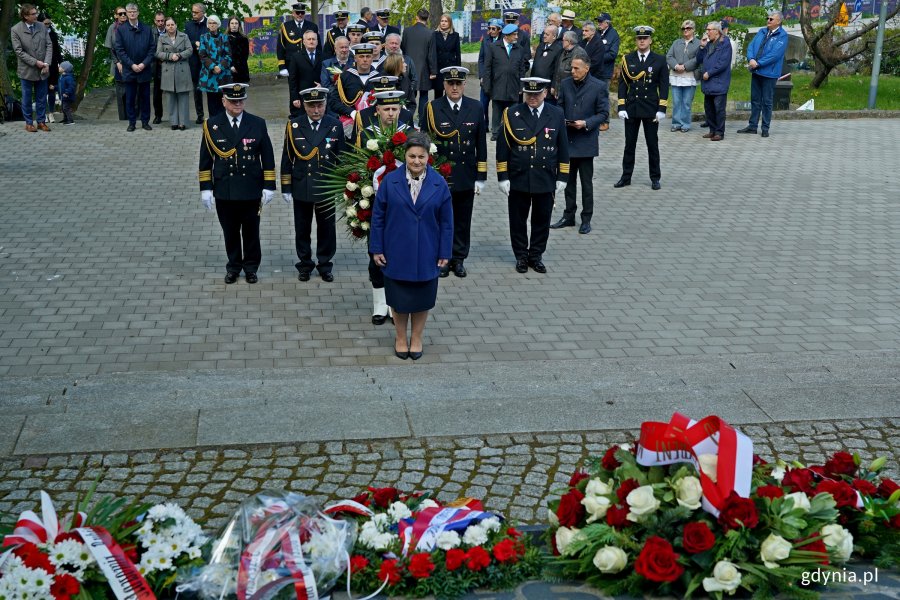 Alina Baaske – pełnomocniczka ds. integracji środowisk kombatanckich i koordynacji ich działań składająca kwiaty pod pomnikiem Obrońców Wybrzeża na Cmentarzu Wojennym w Redłowie podczas uroczystości z okazji 80. rocznicy zakończenia II wojny światowej 