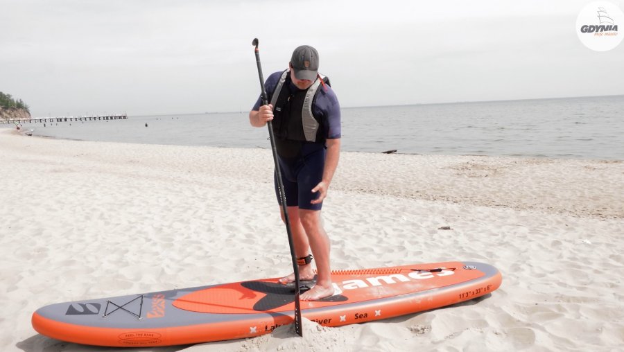 SUP to skrót od Stand Up Paddle, co oznacza wiosłowanie na stojąco