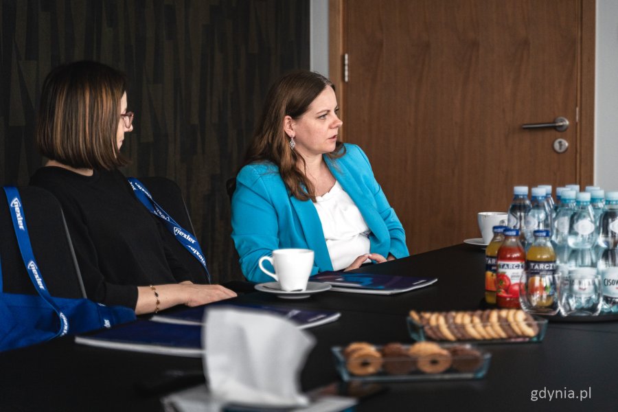 Prezydent Gdyni Aleksandra Kosiorek (z prawej) i zastępca naczelnika Wydziału Polityki Gospodarczej Urzędu Miasta Gdyni Justyna Patyk podczas spotkania z firmą Nexler (fot. Kamil Złoch)