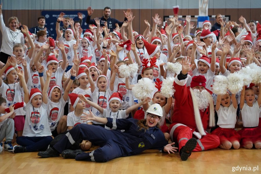 Zdjęcie grupowe dzieci i Mikołaja 