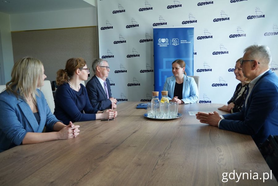 Podpisanie porozumienia. Na zdjęciu (od lewej): pracownik administracyjny Politechniki Gdańskiej Julia Olechno, prodziekan ds. nauki dr hab. inż. arch. Karolina Krośnicka, dziekan Wydziału Architektury Politechniki Gdańskiej prof. dr hab. inż. arch. Jakub Szczepański, prezydent Gdyni Aleksandra Kosiorek, wiceprezydentka Gdyni Oktawia Gorzeńska, konserwator zabytków Robert Hirsch (fot. Magdalena Starnawska)