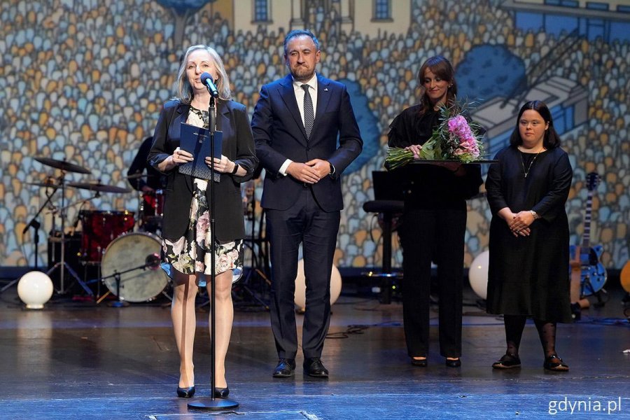 Laureatka medalu "Gdynia bez Barier" dyrektor SOSW nr 2 w Gdyni Joanna Lewandowicz. Nagrodę wręczył wiceprezydent Gdyni Tomasz Augustyniak