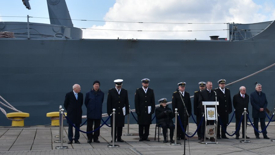 W uroczystościach z okazji 104. rocznicy sformowania Komendy Portu Wojennego Gdynia, które odbyły się w porcie Wojennym, wzięli udział m.in.: kmdr Wojciech Krysiak – komendant Portu Wojennego Gdynia, kadm. Mirosław Jurkowlaniec - szefa Zarządu Morskiego – zastępcę Inspektora Marynarki Wojennej, Tomasz Kuplicki - wiceprezes okręgu pomorskiego Światowego Związku Żołnierzy Armii Krajowej oraz radny Gdyni Zenon Roda