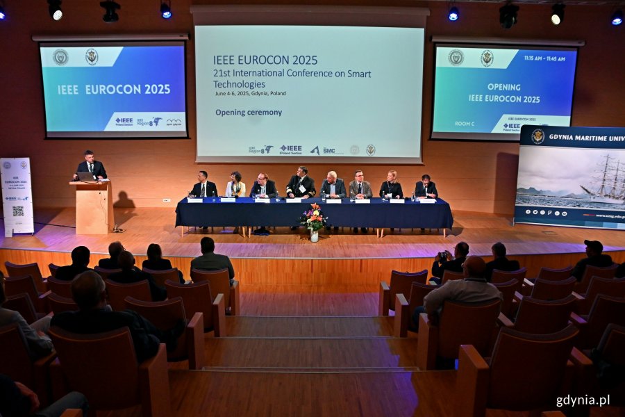 Uczestnicy podczas oficjalnego otwarcia 21. edycji International Conference on Smart Technologies – IEEE EUROCON 2025 w Pomorskim Parku Naukowo-Technologicznym