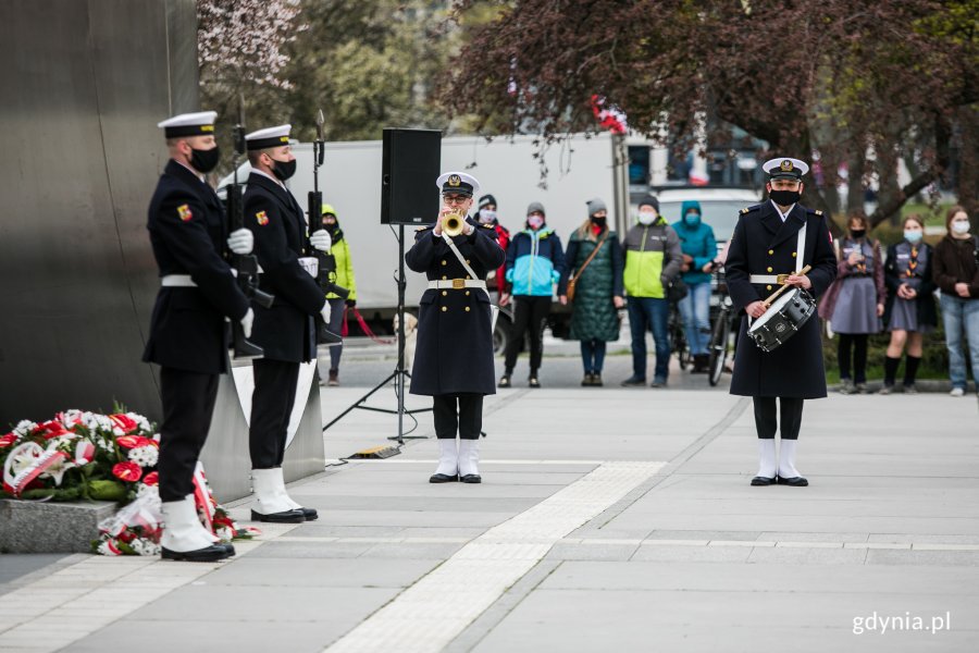 Posterunek honorowy przed pomnikiem Polski Morskiej oraz Orkiestra Reprezentacyjna Marynarki Wojennej podczas uroczystości z okazji Dnia Flagi RP. W tle mieszkańcy uczestniczący w uroczystości // fot. Karol Stańczak