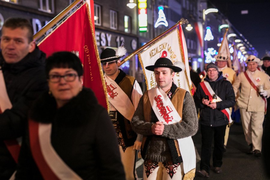 Wieczorne uroczystości upamiętniające ofiary Grudnia '70 - przemarsz pod pomnik // fot. Karol Stańczak