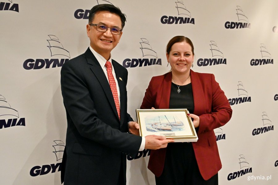 Prezydent Gdyni Aleksandra Kosiorek wręczająca Jeffowi Y. J. Liu –  dyrektorowi Biura Przedstawicielstwa Tajpej w Polsce gdyńską akwarelę