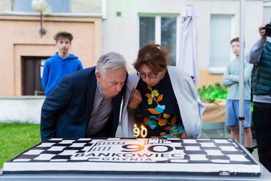 Potomkowie Stanisława Ziołowskiego zdmuchnęli świeczki z urodzinowego tortu
