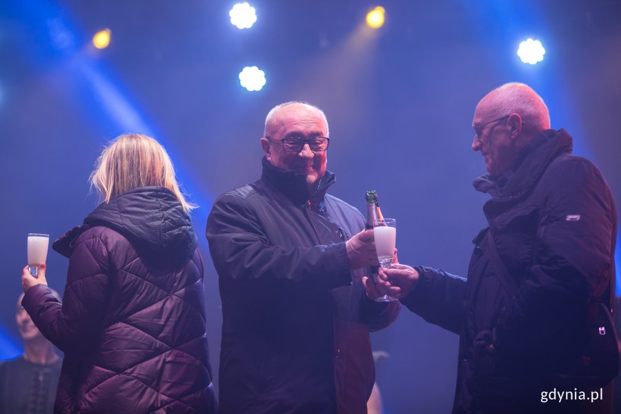 Noworoczny toast na scenie // fot. Karol Stańczak