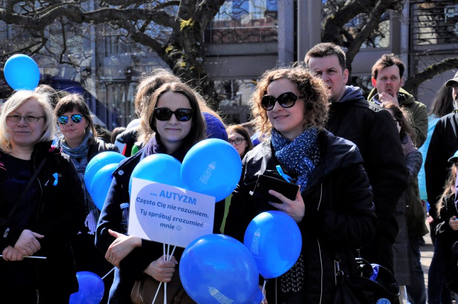 Druga część  gdyńskich obchodów Światowego Dnia Wiedzy o Autyzmie odbyła się przed InfoBoksem // fot. Magdalena Czernek