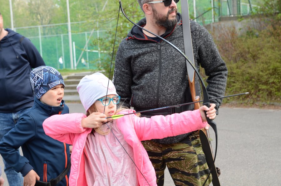 Dzieci uczące się strzelać z łuku