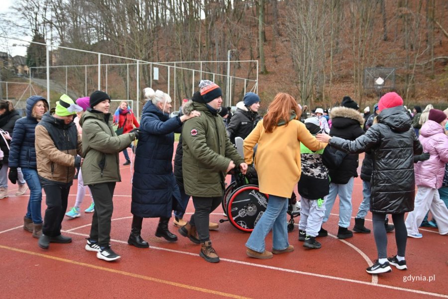 Uczennice i uczniowie wspólnie bawili się na boisku szkolnym (fot. Magdalena Starnawska)