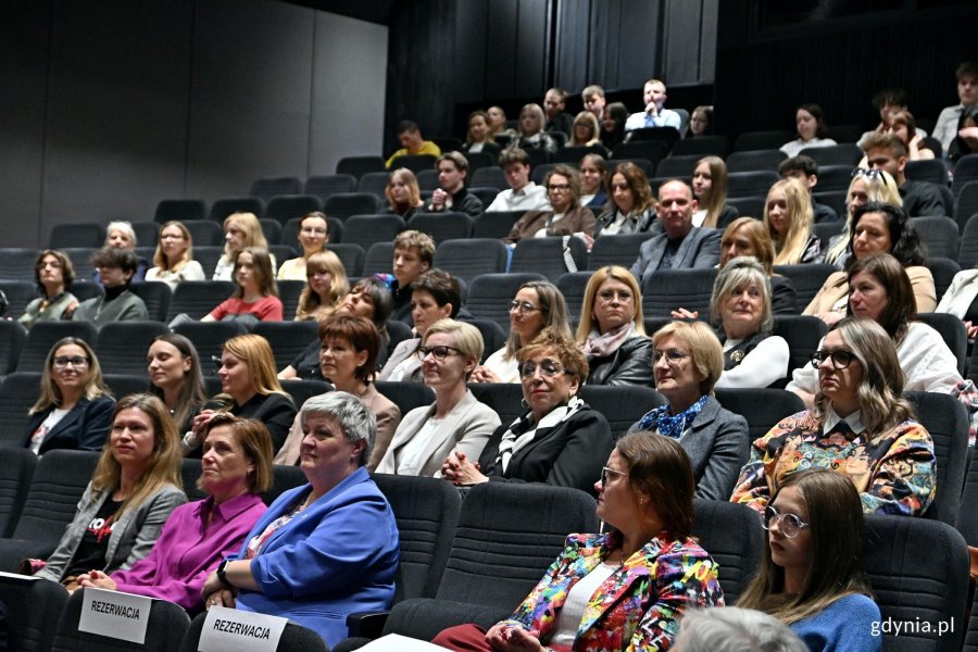 Uczestnicy gali finałowej Pomorskiego Festiwalu Kr&oacute;tkich Film&oacute;w o HIV w sali Warszawa Gdyńskiego Centrum Filmowego 