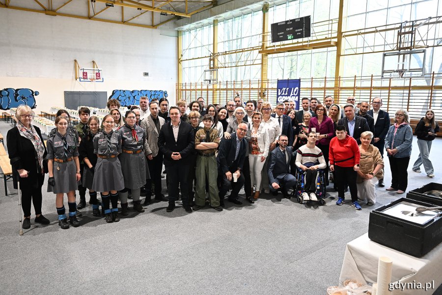 Zdjęcie zbiorowe tych, którzy pomagali w przygotowaniach i podczas śniadania: samorządowców, radnych miasta, harcerzy i wolontariuszy