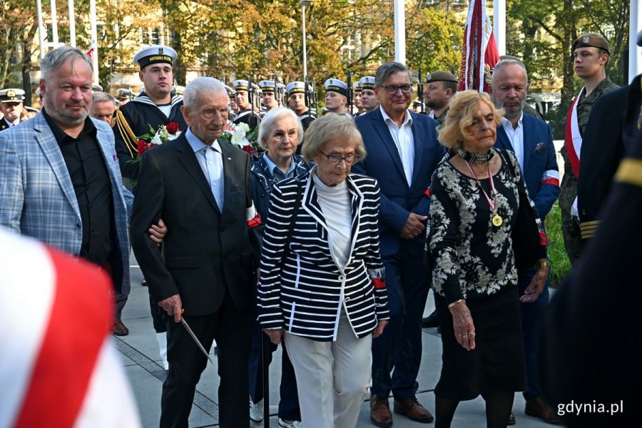Od prawej: Krzysztof Jankowski - prezes gdyńskiego oddziału Światowego Związku Żołnierzy Armii Krajowej, Krystyna Kodymowska, Krystyna Cembrzyńska-Piłat, Helga Łukaszewska i Eugeniusz Wrochna  - przedstawiciele pomorskiego i gdyńskiego oddziału Światowego Związku Żołnierzy Armii Krajowej składający kwiaty podczas uroczystości z okazji 84. rocznicy utworzenia Polskiego Państwa Podziemnego