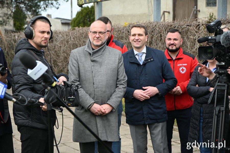 Na zdj. m.in.: wiceprezydent Gdyni Michał Guć, wójt gminy Kosakowo Marcin Majek i Patryk Bianga, prezes Pomorskiego Oddziału Okręgowego PCK przy Rondzie Honorowych Krwiodawców