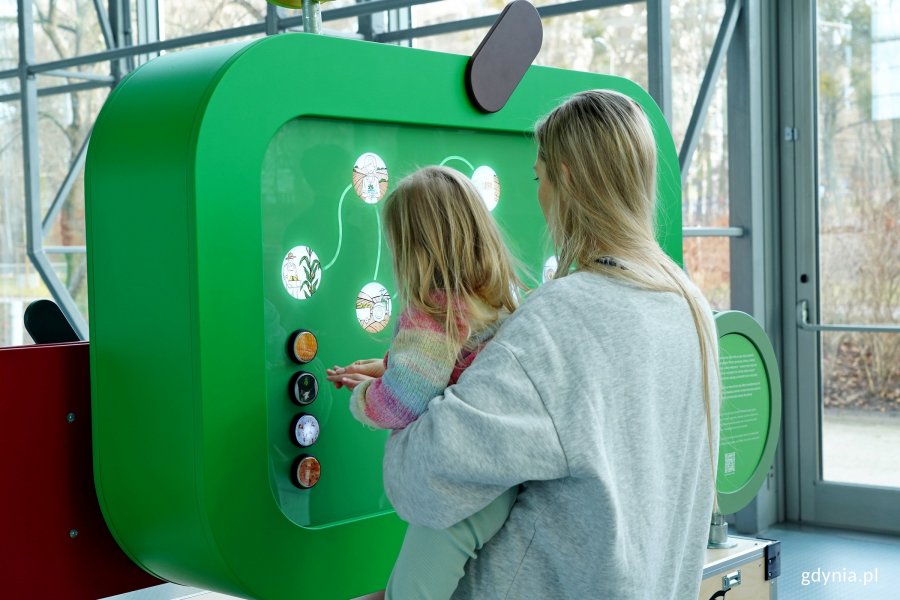 Kobieta i dziecko przy jednym z interaktywnych stoisk na wystawie „CLEVERFOOD for everyone”