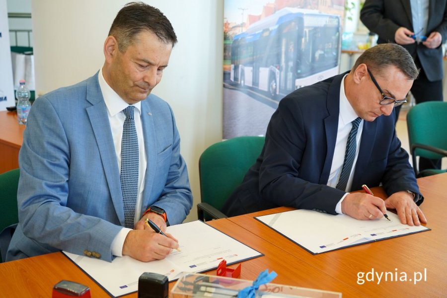 Andrzej Sienkiewicz - dyrektor sprzedaży krajowej Solaris Bus & Coach Sp. z o.o. i Jacek Szemraj - członek zarządu PKA podpisujący umowę na zakup autobusów