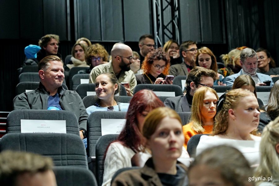 Widzowie oczekujący na pokaz serialu „Heweliusz” w sali Warszawa Gdyńskiego Centrum Filmowego 