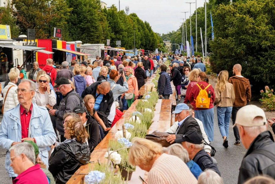 Gdynia świętuje. W Alei Marszałka J. Piłsudskiego stoi 600-metrowy urodzinowy st&oacute;ł (fot. Mirosław Pieślak. 