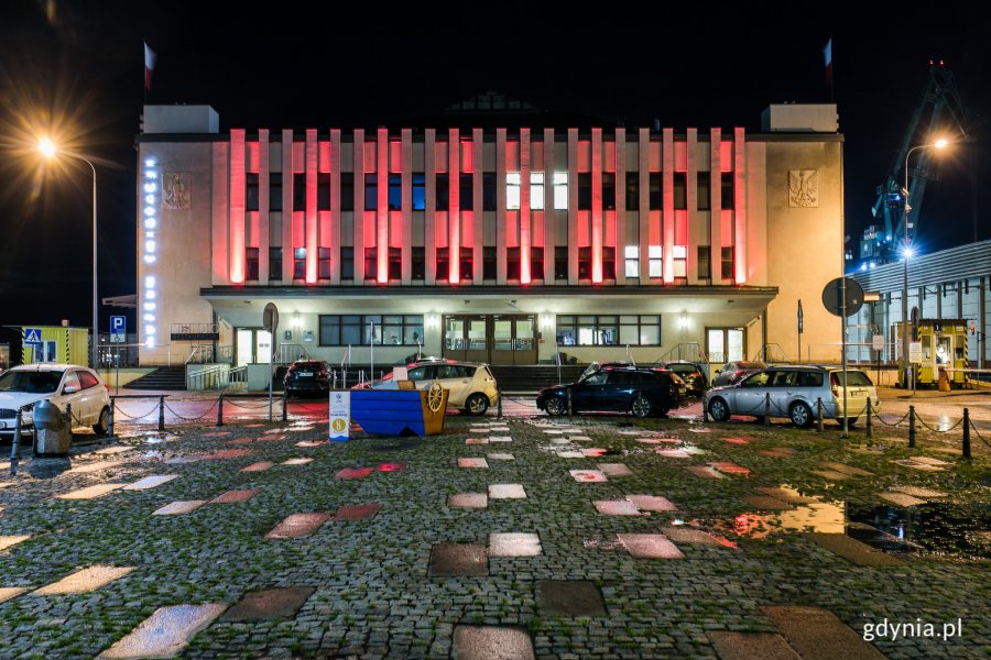 Muzeum Emigracji w Gdyni podświetlone na czerwono z okazji Międzynarodowego Dnia Świadomości o Zespole Delecji 22q11 // fot. Karol Stańczak