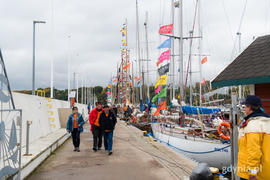 Jachty i grupa ludzi w Marinie Gdynia