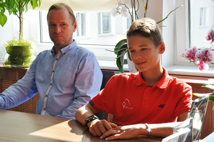 Igor Kuczys wraz z tatą na spotkaniu z Przewodniczącą Rady Miasta Gdyni, Joanną Zielińską // fot. B. Betlejewskai, 