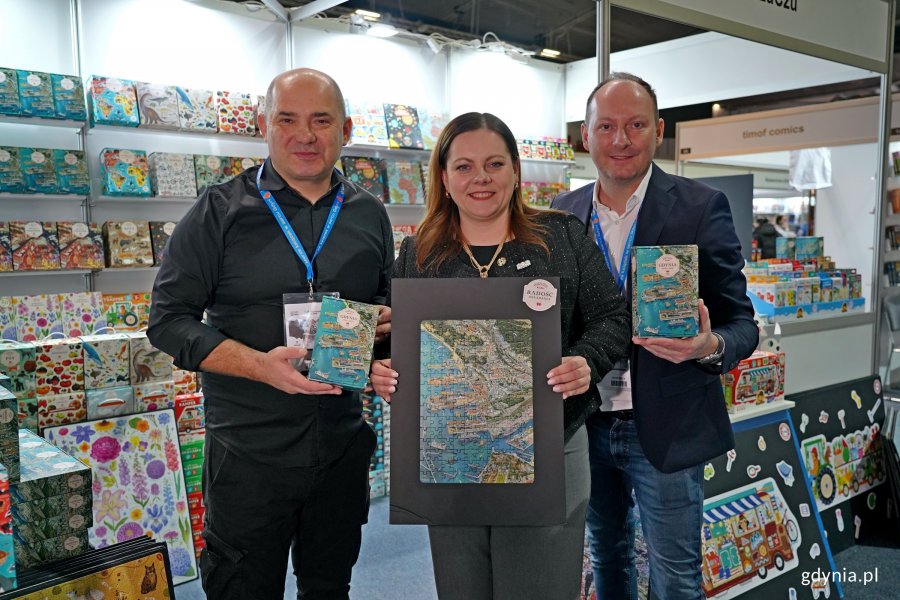 Prezydent Gdyni Aleksandra Kosiorek wraz z Rafałem Bikiem i Jakubem Żakiem z firmy CzuCzu 