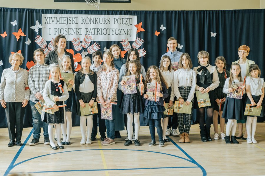 Laureaci Miejskiego Konkurs Poezji i Piosenki Patriotycznej na scenie