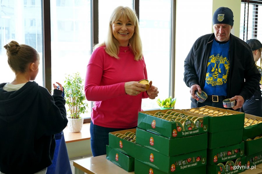 Bożena Zglińska, dyrektorka Centrum Aktywności Seniora, wraz z wolontariuszami podczas pakowania paczek dla samotnych i potrzebujących