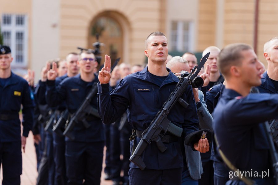 Podchorążowie Akademii Marynarki Wojennej składający przysięgę wojskową 