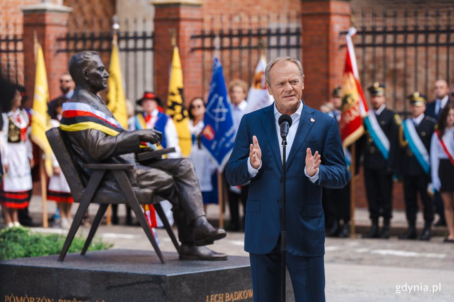 Premier Donald Tusk podczas odsłonięcia pomnika Lecha Bądkowskiego (fot. Mateusz Dietrich)