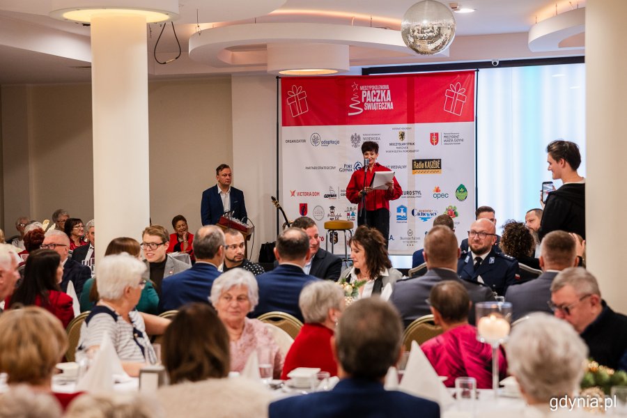 Uczestnicy spotkania bożonarodzeniowego dla seniorów Fundacji Adaptacja