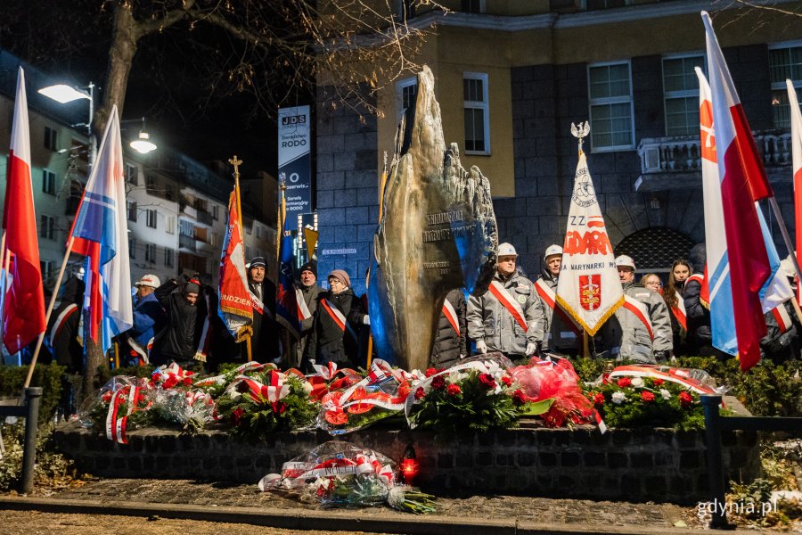 Ludzie zgromadzeni przy pomniku