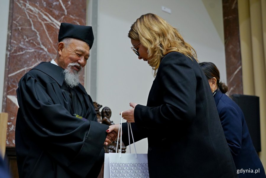 Wiceprezydentka Gdyni Oktawia Gorzeńska składa gratulacje dr. Yohei Sasakawie, doktorowi honoris causa Uniwersytetu Morskiego