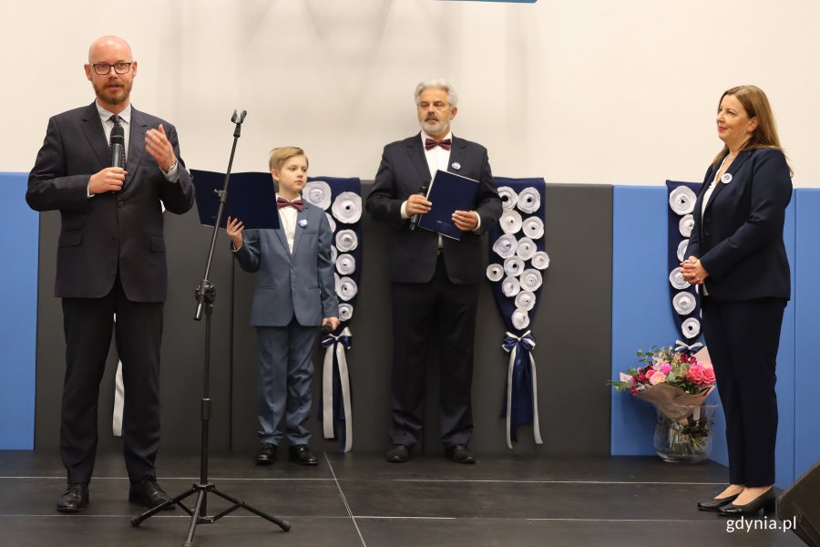 Jubileusz 80-lecia SP 17 w Gdyni, na zdjęciu od lewej: Pomorski Kurator Oświaty Grzegorz Kryger, uczeń SP 17 Tadeusz, nauczyciel SP 17 Sławomir Wieloch i i Dyrektorka SP 17 Monika Małyszko (fot. Katarzyna Balcerzak)