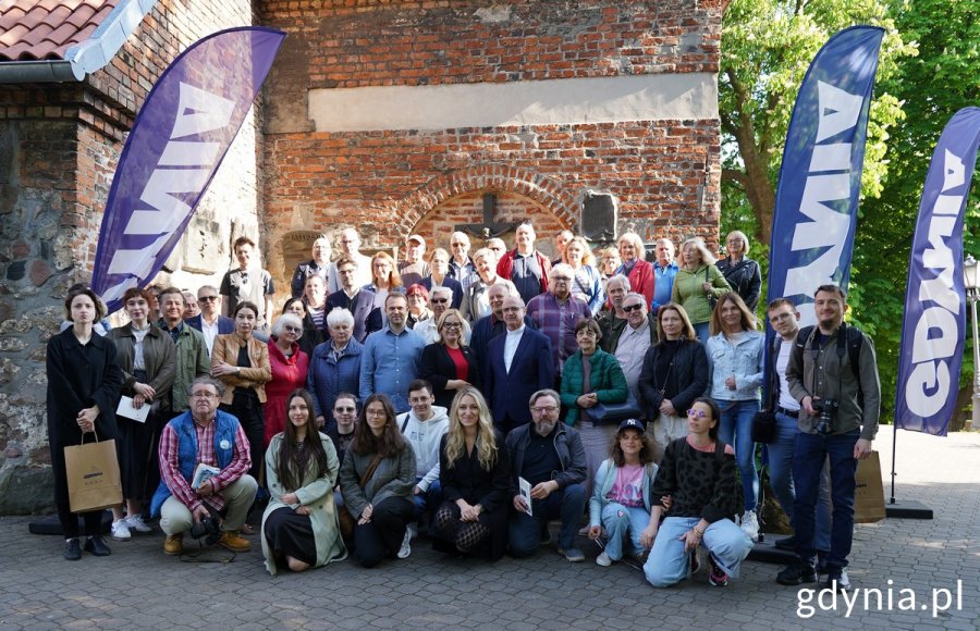 Zdjęcie grupowe uczestników spotkania w kościele pw. św. Michała Archanioła na Oksywiu