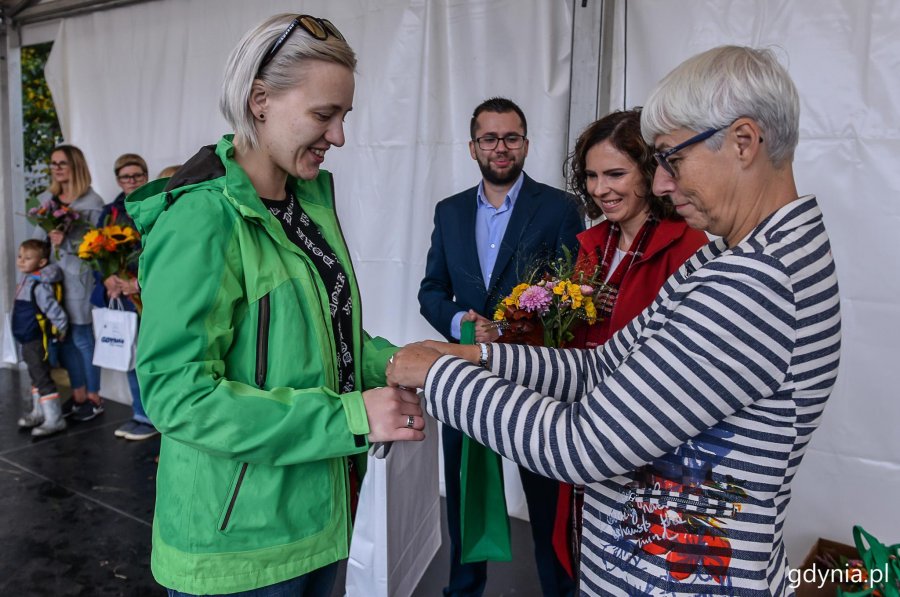 Przewodnicząca gdyńskiej Rady Miasta Joanna Zielińska wręczała nagrody laureatom konkursu "Gdynia w kwiatach" // fot. Przemek Świderski