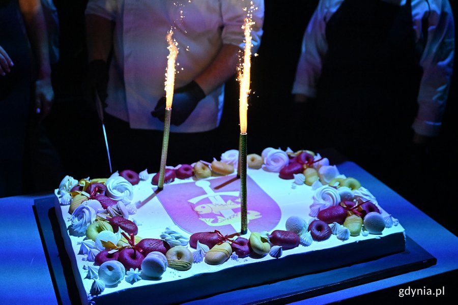 Jubileuszowy tort z herbem Gdyni