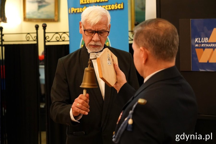 Prezes klubu Paweł Szczepanik otwiera uroczystość symbolicznym uderzeniem w dzwon