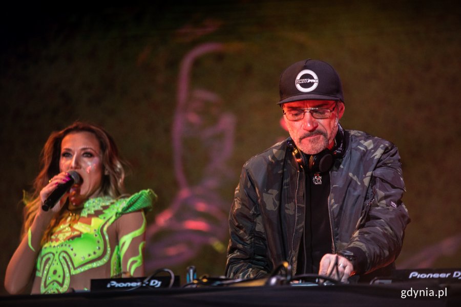 Rok 2020 rozpoczął się #wGdyni, na scenie Agnieszka Rassa Rassalska i DJ Romero//Karol Stańczak