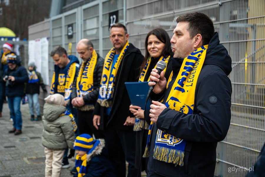Wiceprezydent Gdyni Maciej Zielonka. Symboliczne odsłonięcie tablicy z nazwą placu Janusza Kupcewicza przy Stadionie Miejskim w Gdyni (fot. Kamil Złoch)