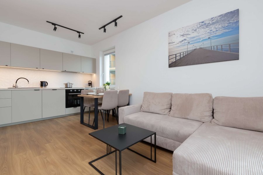 Salon z aneksem kuchennym w obiekcie noclegowym Strzelc&oacute;w 4/110