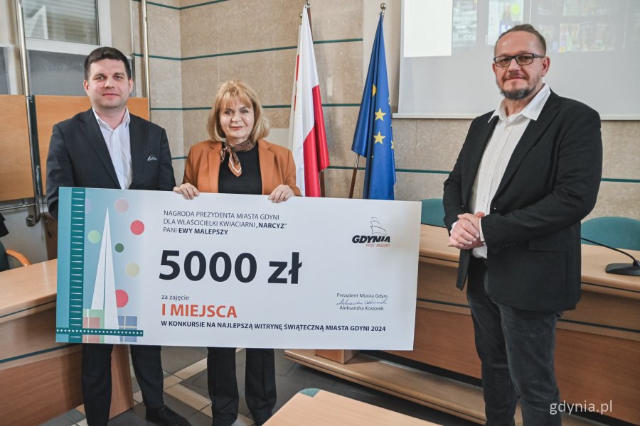 Wręczenie nagród w konkursie na najlepszą witrynę świąteczną w Gdyni - nagrodę odbiera przedstawicielka kwiaciarni Narcyz (fot. Kamil Złoch)